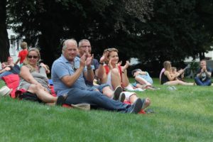 Entspannt konnten die Gäste im Park der Humboldt-Villa den Nachmittag genießen. (Foto: Björn Othlinghaus)
